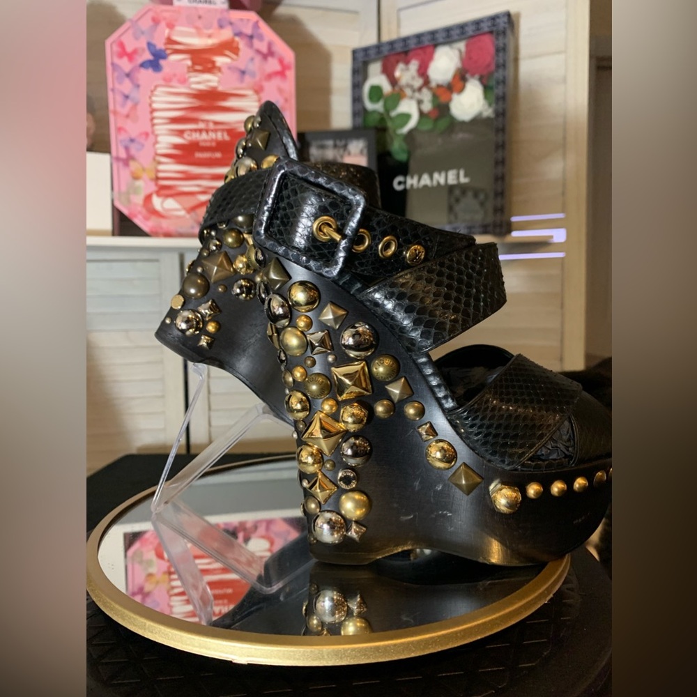GUC💝Louis Vuitton studded sandals. - Picture 4 of 17